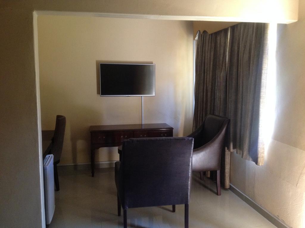 Kadoma Hotel & Conference Centre Экстерьер фото