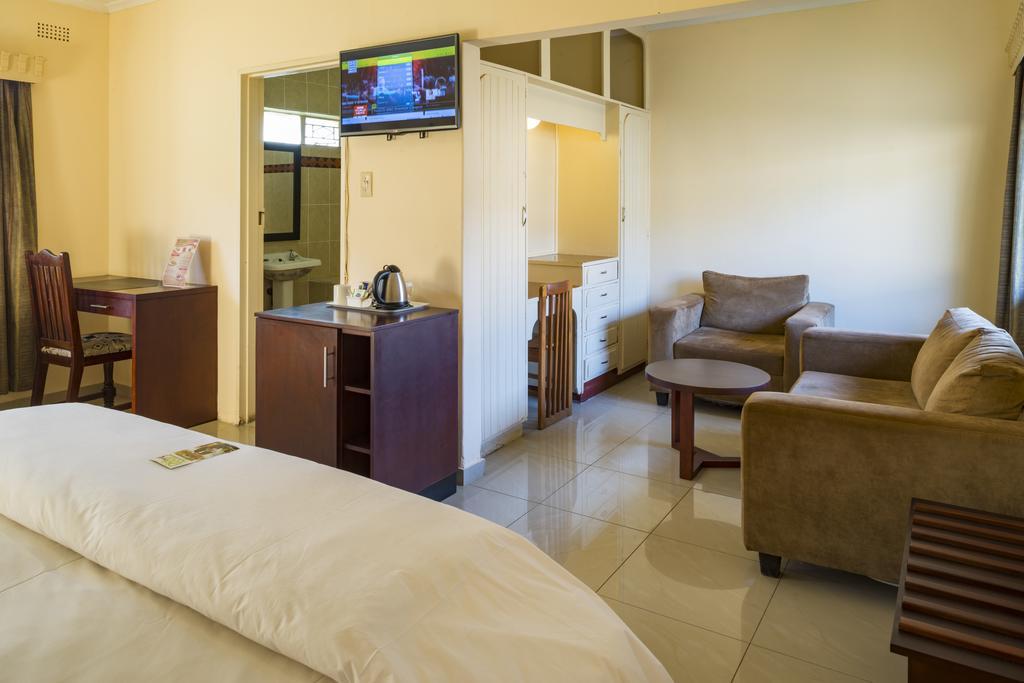 Kadoma Hotel & Conference Centre Экстерьер фото