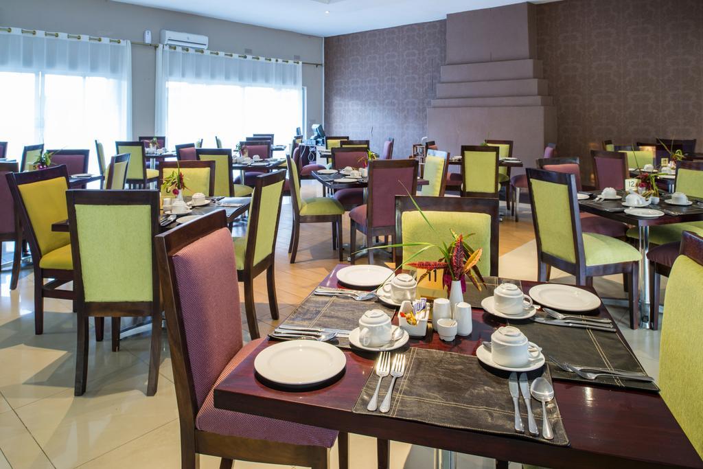 Kadoma Hotel & Conference Centre Экстерьер фото
