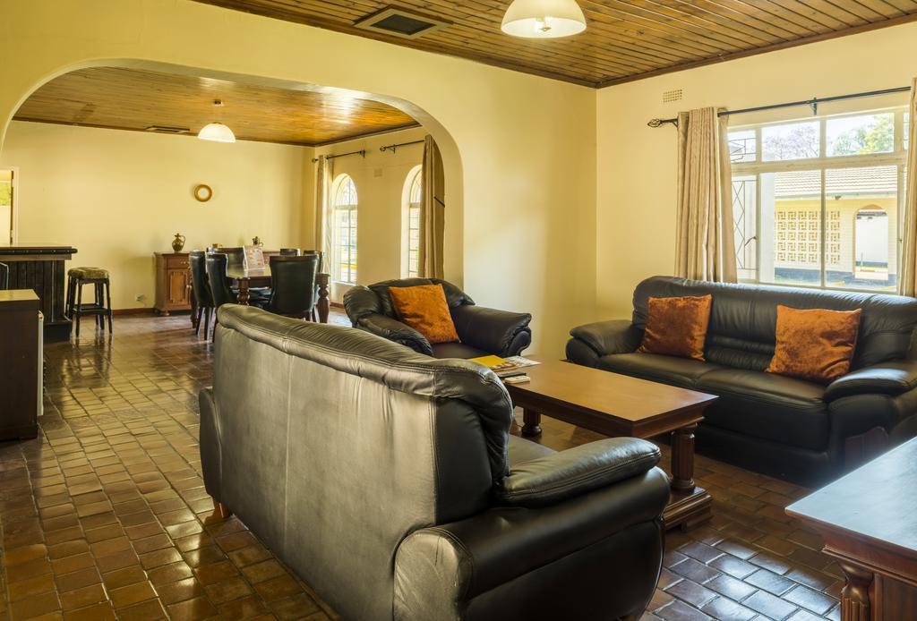 Kadoma Hotel & Conference Centre Экстерьер фото